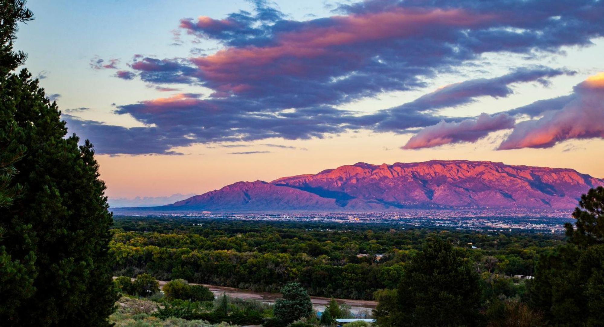 Holiday Inn Express & Suites Albuquerque Historic Old Town By Ihg Bagian luar foto